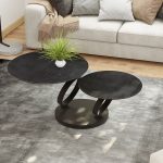 Photo d'ambiance présentant un salon avec une table basse. Les piètement sont en acier laqué noir avec un plateau en céramique effet béton noir.