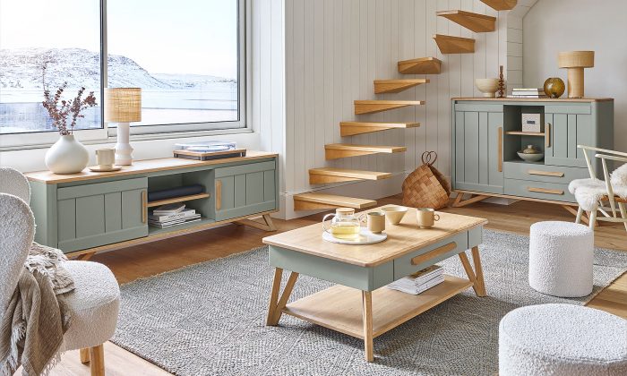 Photo présentant un salon avec un meuble TV, une table basse et un meuble d'appui. Chaque meuble à une finition en chêne massif blond et une peinture couleur sauge.