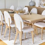 Photo d'une salle à manger avec une collection comportant une table de repas, une enfilade et des chaises. Les meubles présente des finitions chêne massif blond et peint en argile.